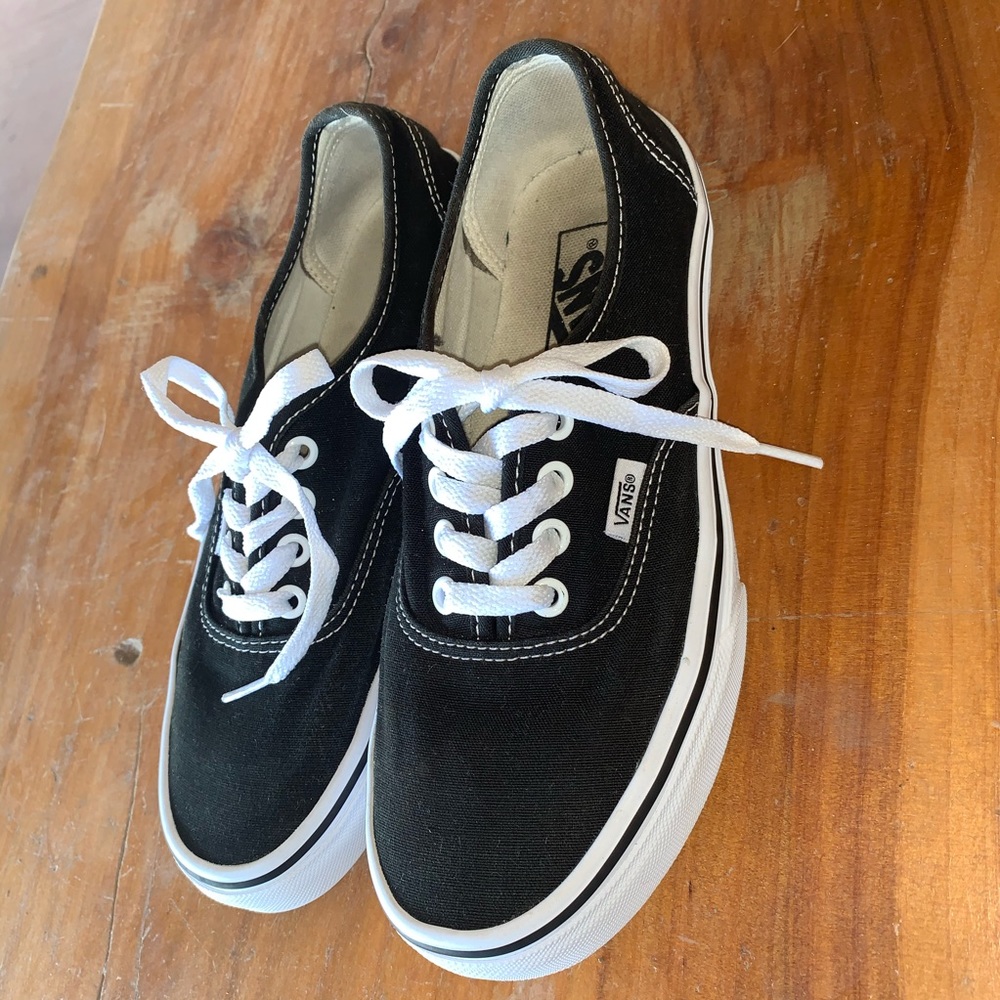 Women’s 7.5 Black Lace-up Vans